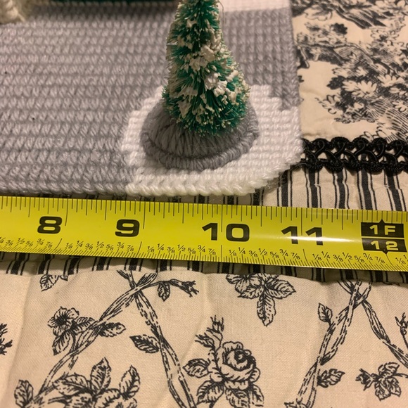 Christmas Village Garage with Music Box - Picture 9 of 11